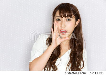 耳語的女人。 73411498