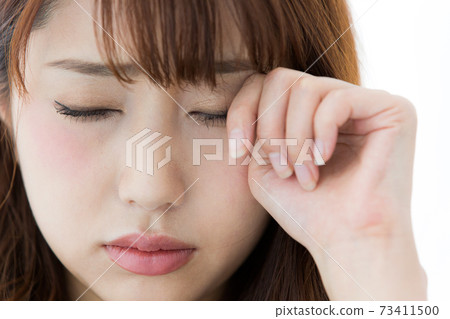 Woman rubbing eyes 73411500