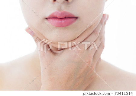 女人捏她的下巴 73411514