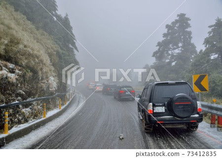 屬於亞熱帶,山上雪景,在合歡山台灣 屬於亞熱帶,山上雪景,在合歡山台灣 73412835