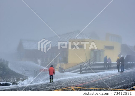 屬於亞熱帶,山上雪景,在合歡山台灣 屬於亞熱帶,山上雪景,在合歡山台灣 73412851