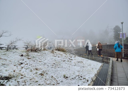 屬於亞熱帶,山上雪景,在合歡山台灣 屬於亞熱帶,山上雪景,在合歡山台灣 73412873