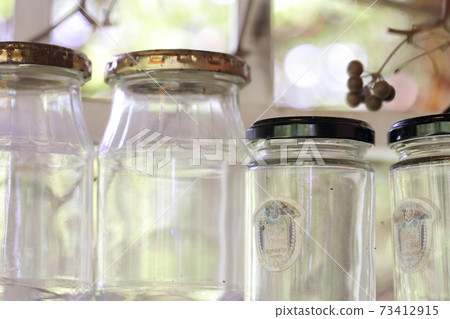 一個空瓶子隨便放在窗戶旁邊 一個空瓶子隨便放在窗戶旁邊 73412915