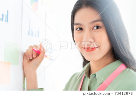 Business woman 73412978