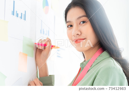 Business woman 73412983