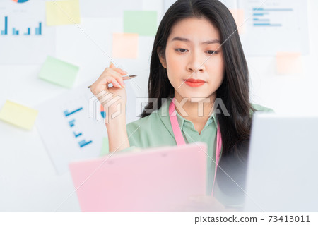 Business woman 73413011