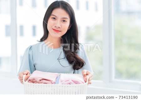 Woman, housewife 73413190