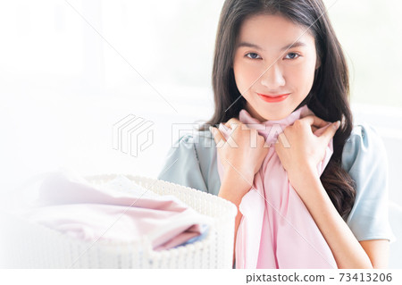 Woman, housewife 73413206
