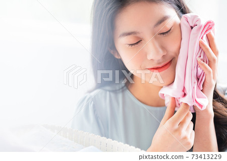 Woman, housewife 73413229