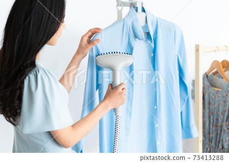 Woman, housewife 73413288