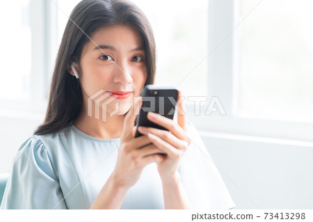 Woman lifestyle 73413298