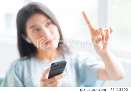 Woman lifestyle 73413300