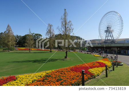 Expo '70 Commemorative Park-Autumn Sun Square- 73413819