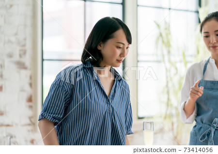 Female customers at restaurants 73414056