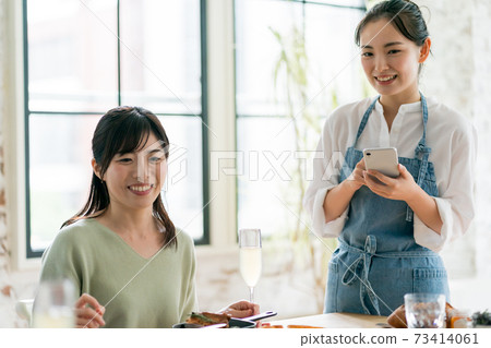 Restaurant staff Restaurant staff 73414061