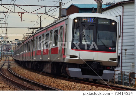 Local trains running between Myorenji and Hakuraku stations on the Tokyu Toyoko Line (5050 series trains) Local trains running between Myorenji and Hakuraku stations on the Tokyu Toyoko Line (5050 series trains) 73414534