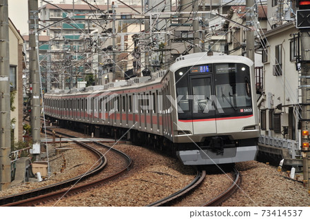 Local trains running between Myorenji and Hakuraku stations on the Tokyu Toyoko Line (5050 series trains) 73414537