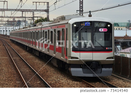 在進入東急東橫線的天天寺站的各個車站（5050系列火車）停靠 73414540