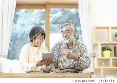 Senior women using tablets 73414714