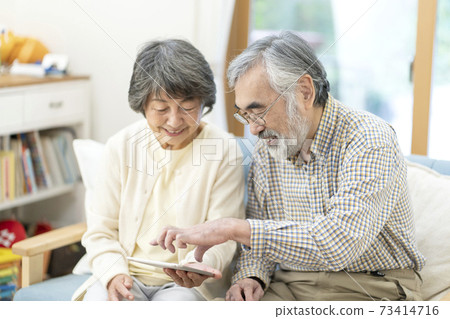 Senior women using tablets 73414716