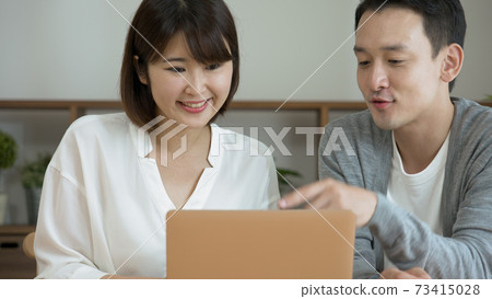 使用膝上型計算機的年輕人和婦女 73415028