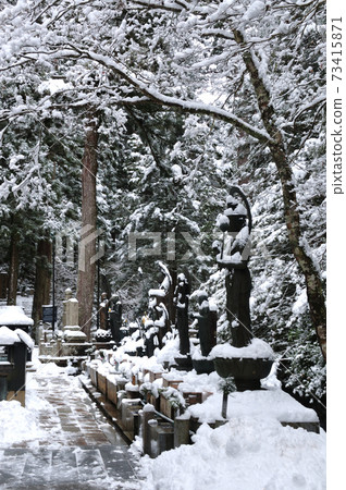 Mizumukejizo in winter 73415871