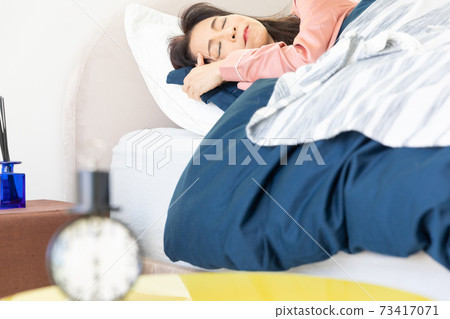 woman sleeping in bed 73417071