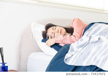 woman sleeping in bed 73417072