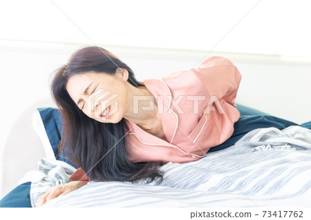 Woman in pain Woman in pain 73417762