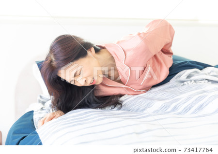Woman in pain 73417764