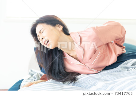 Woman in pain 73417765