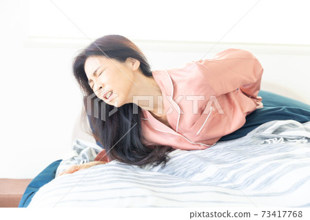 Woman in pain Woman in pain 73417768