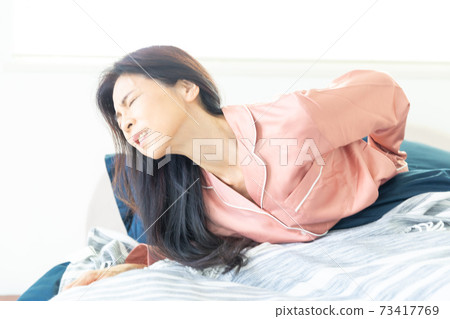 Woman in pain 73417769