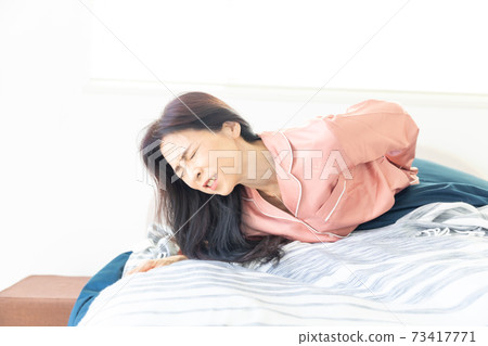 Woman in pain Woman in pain 73417771