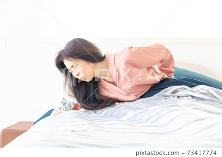 Woman in pain 73417774