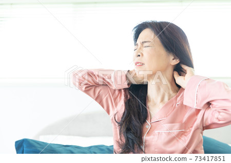 Woman in pain Woman in pain 73417851