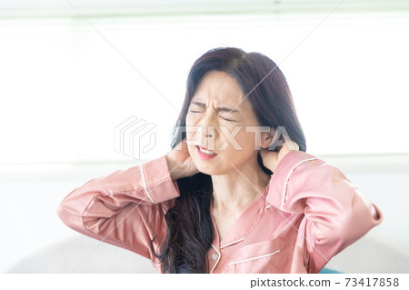 Woman in pain Woman in pain 73417858