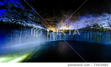 輕井澤白石瀑佈在冬季中照亮 73418465