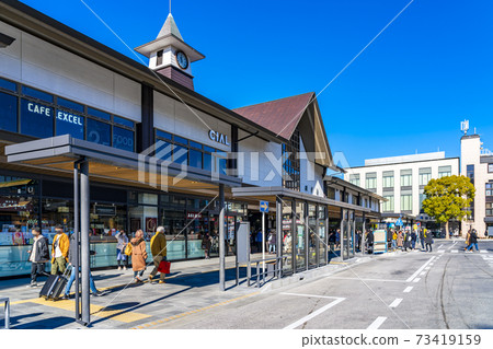[Kanagawa Prefecture] Scenery in front of Kamakura Station with a refreshing blue sky 73419159