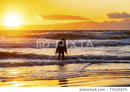 [Kanagawa Prefecture] Enoshima, a beautiful evening view from Katase Nishihama and a boy 73420874