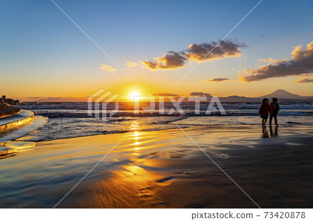 [Kanagawa Prefecture] Enoshima, a beautiful evening view from Katase Nishihama and Mt. Fuji 73420878