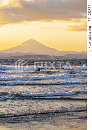 [Kanagawa Prefecture] Enoshima Mt. Fuji dyed at dusk from Katase Nishihama 73420883