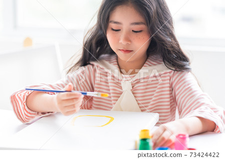 Kid drawing Kid drawing 73424422
