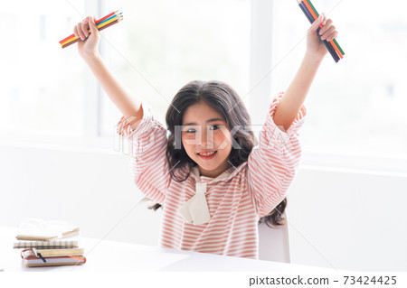 Kid studying 73424425