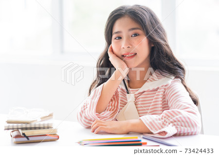Kid studying 73424433