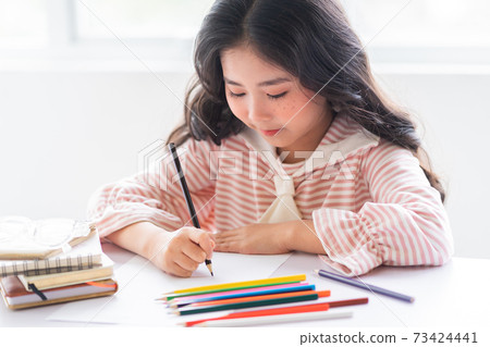 Kid studying 73424441
