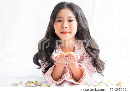 Kid portrait 73424612