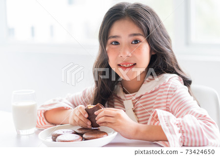 Kid eating Kid eating 73424650