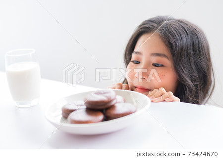 Kid eating Kid eating 73424670