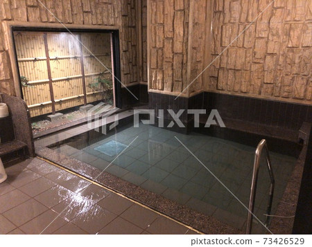 豪華旅館的大型公共浴池天然溫泉 豪華旅館的大型公共浴池天然溫泉 73426529